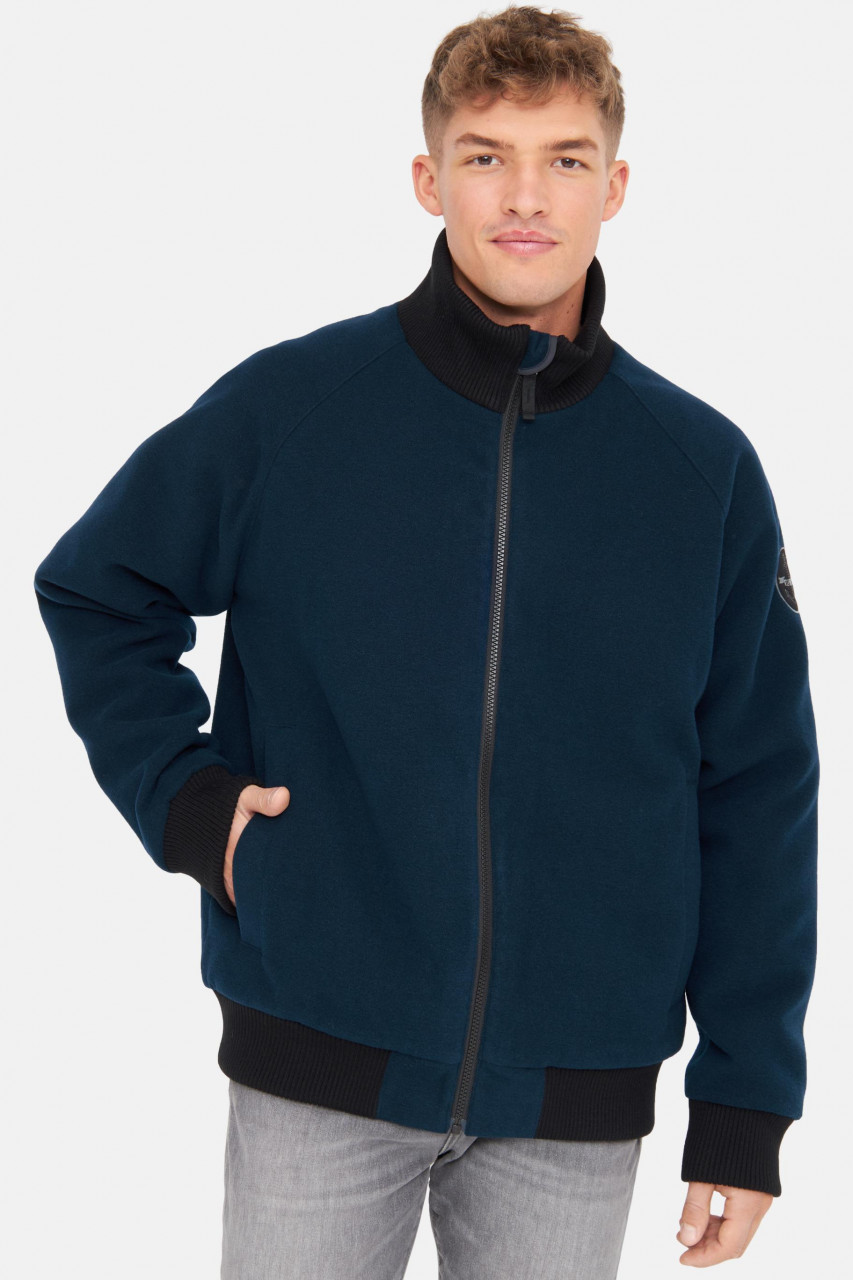 Mann trägt Jacke Dunkelblau Cabholm von derbe