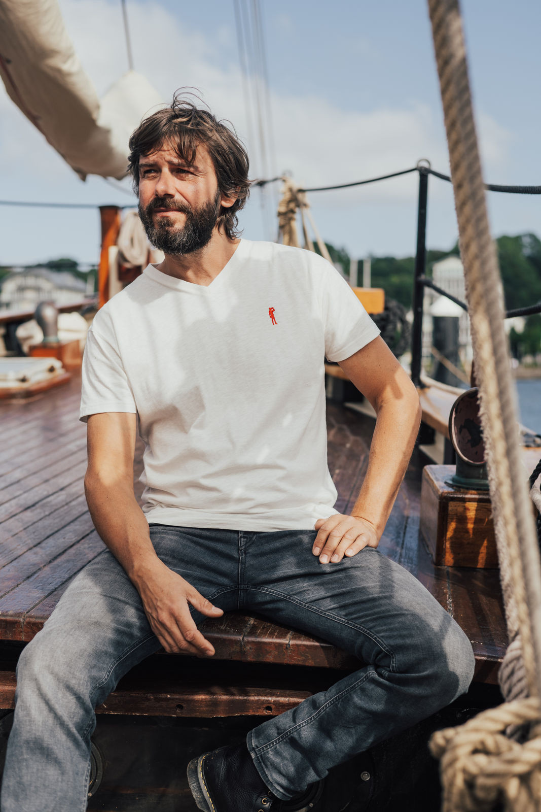 Mann trägt beigen T-Shirt  Outdoor Mood-Bild