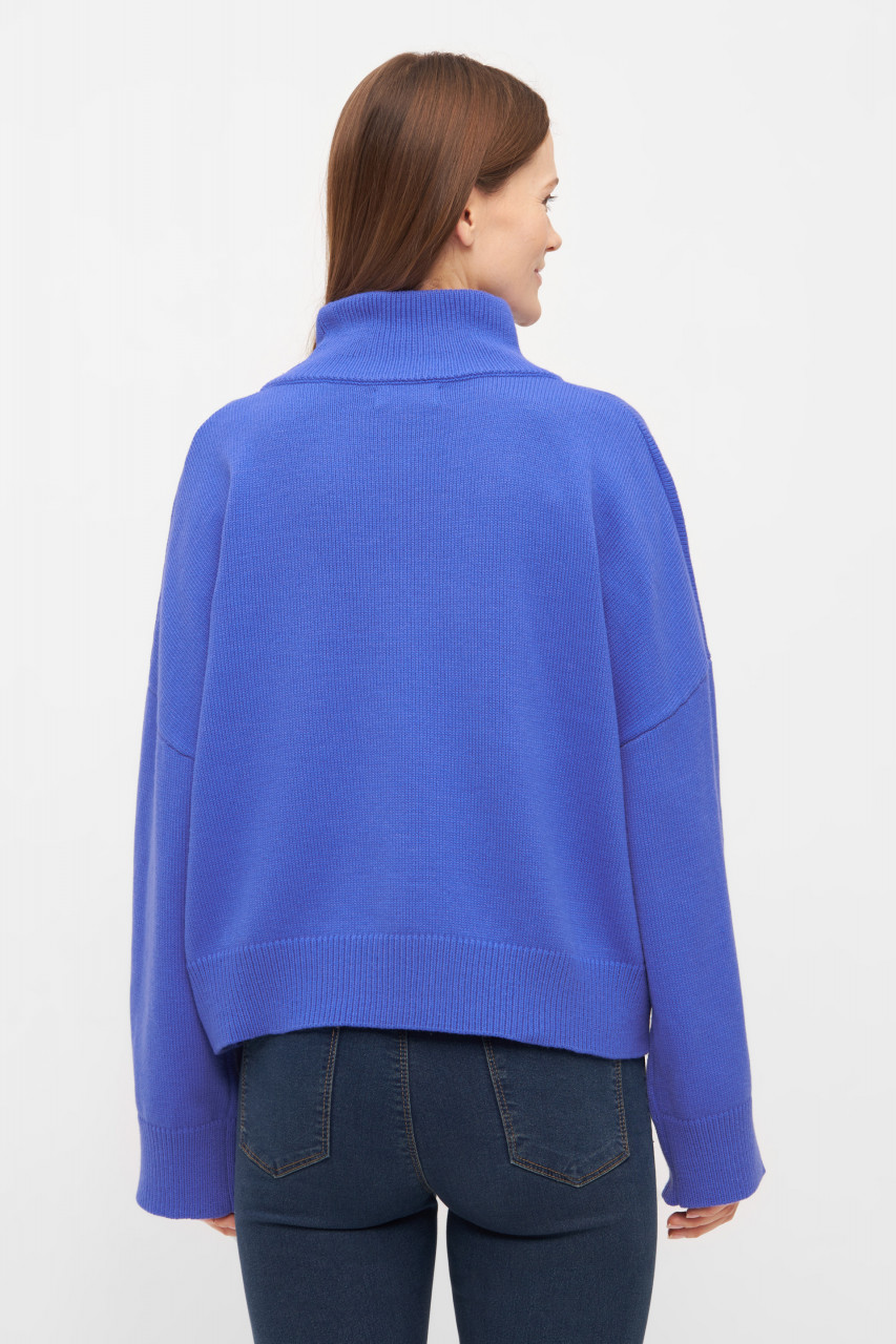 Frau trägt einen Strick-Pullover violett von derbe - Rückseite