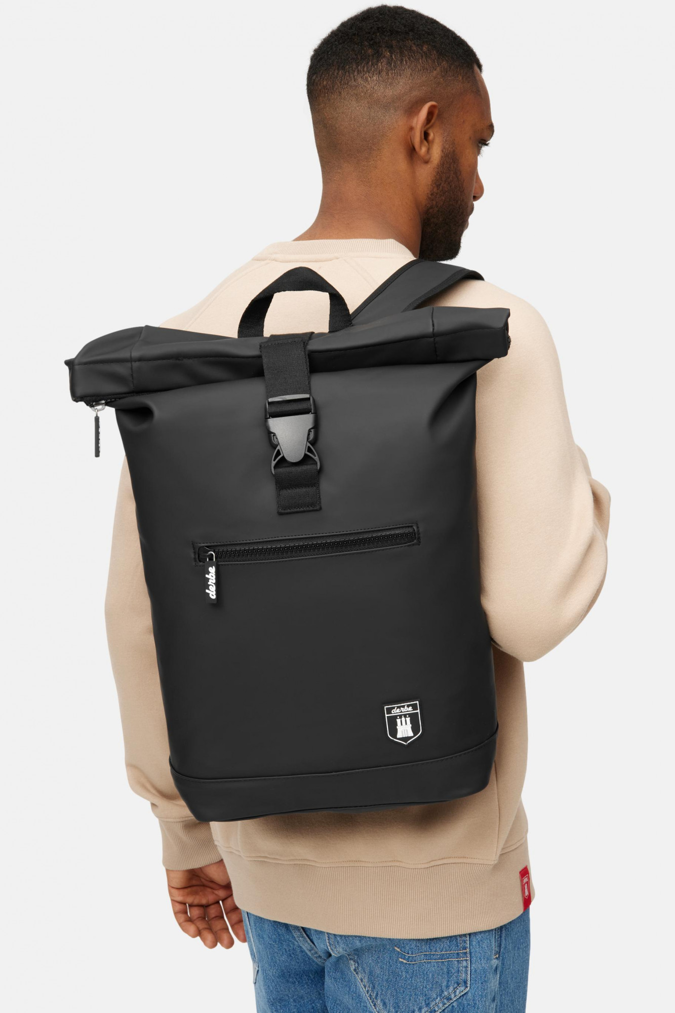 Model trägt Rucksack Schwarz Ruck von derbe - Rückansicht