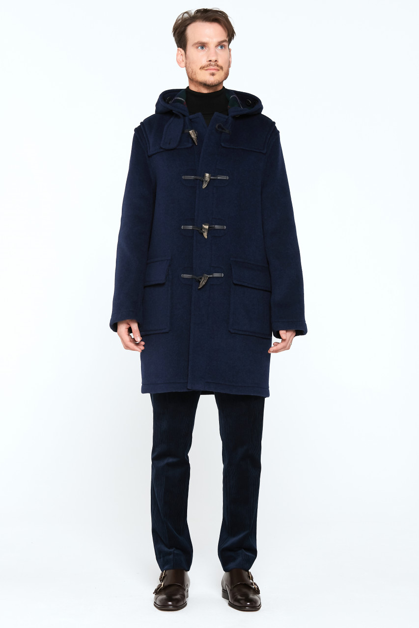 Mann trägt Herren Dufflecoat