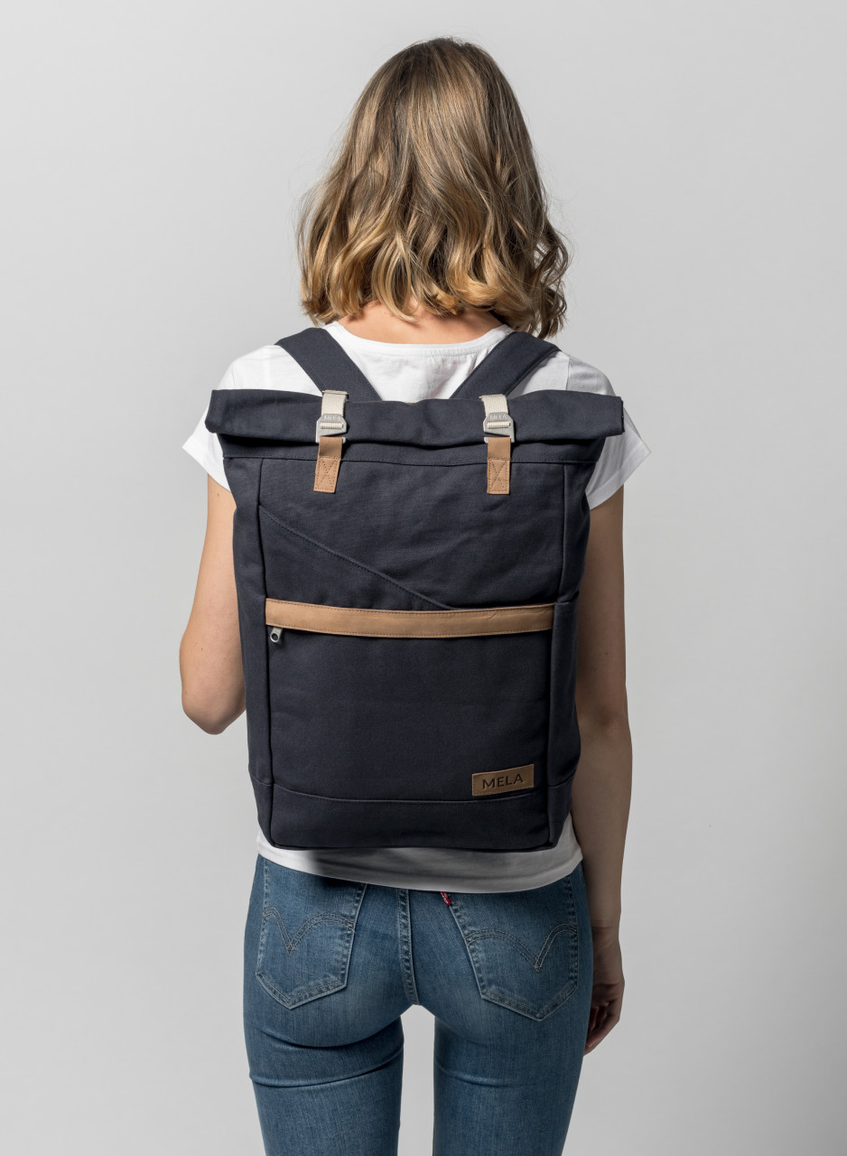 Unisex Rucksack - Weibliches Model - Rückseite