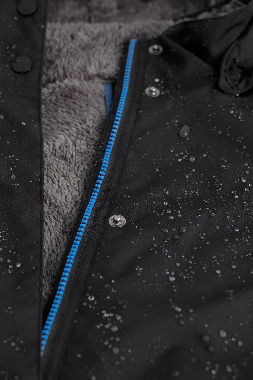 Detailansicht von Regenjacke Janelle Schwarz für Damen von Seasalt Cornwall