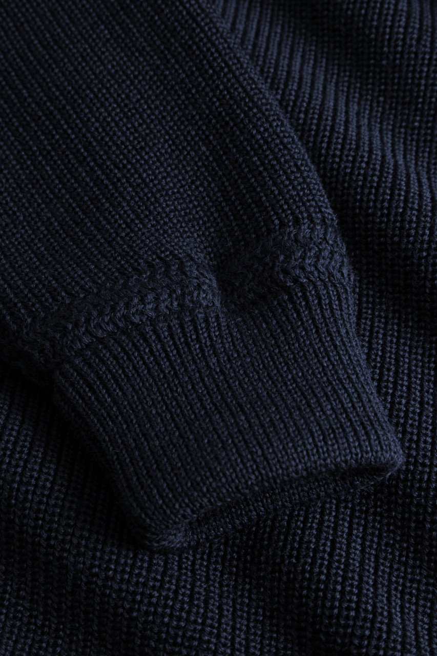 Detailansicht von einer blauen Troyer-Strickjacke