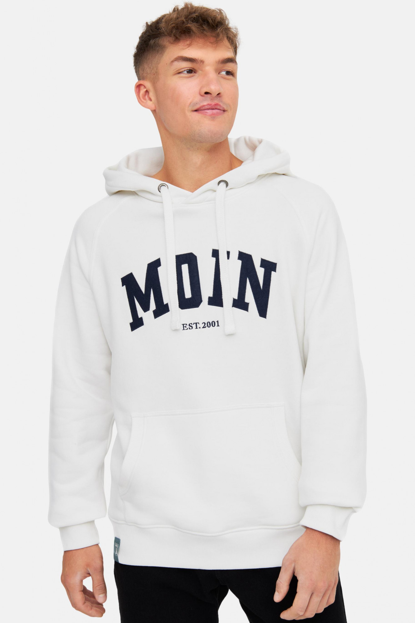 Männliches Model trägt Hoodie Weiß Moin von derbe