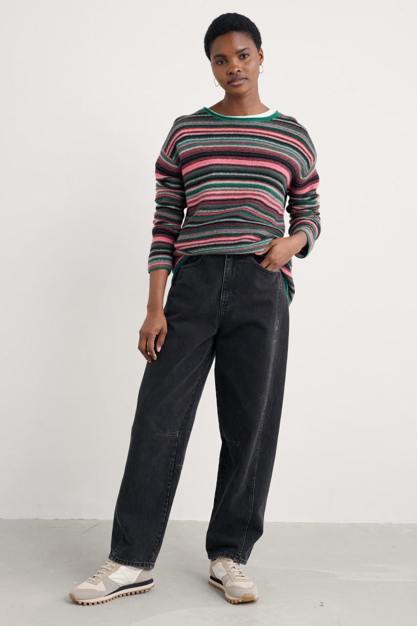 Weibliches Model trägt einen Pullover