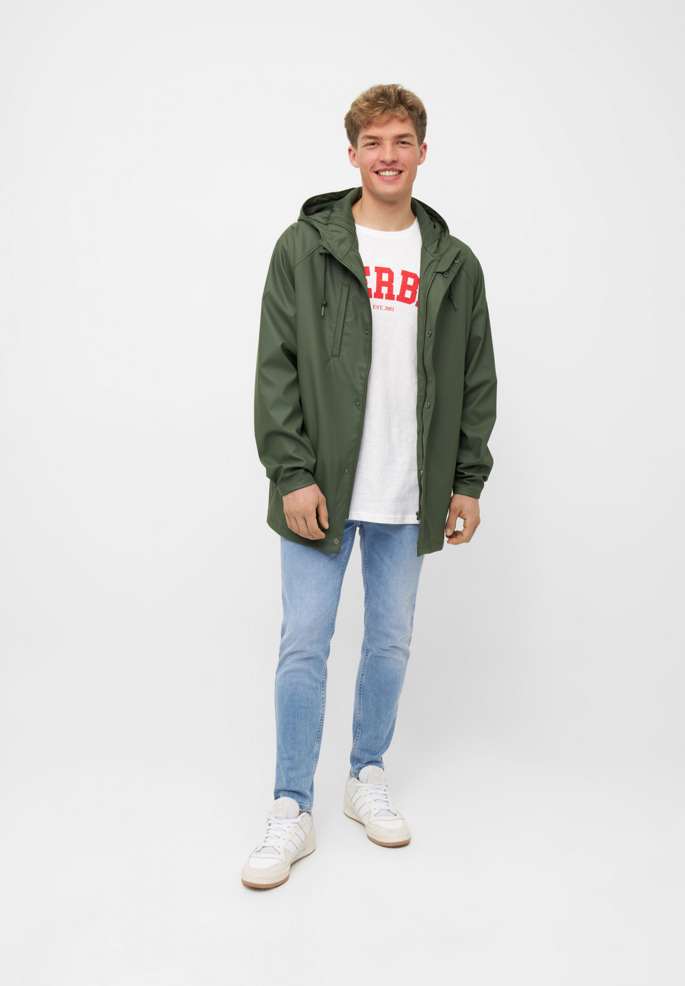 Mann trägt Herren Regenjacke