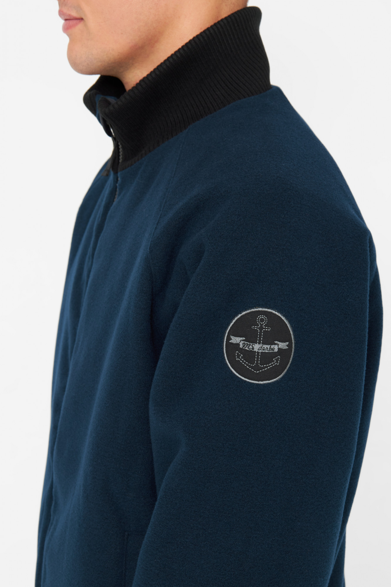 derbe Jacke dunkelblau - Model-Foto - Seite