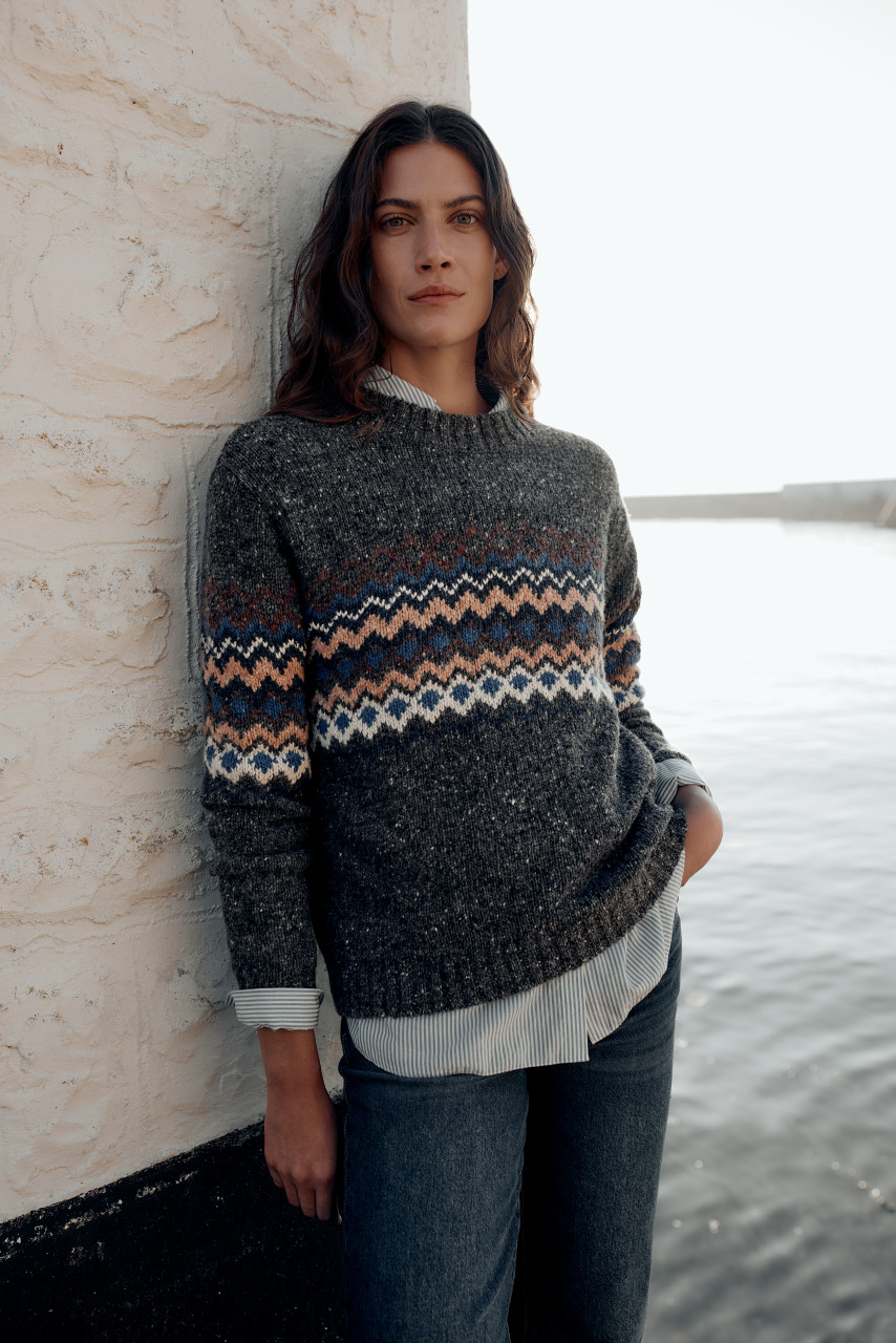 Pullover grau - Frau Stimmungsbild draussen