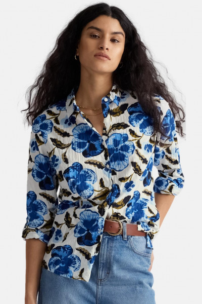 Model trägt Bluse Weiß Blau Larissa Shirt von Seasalt Cornwall