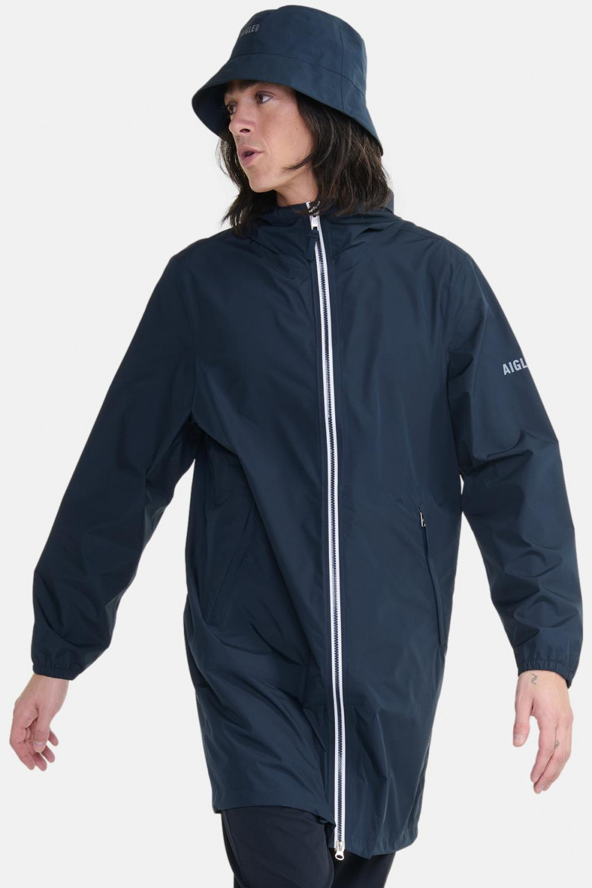Frau trägt blaue Regenjacke  - Seitlich