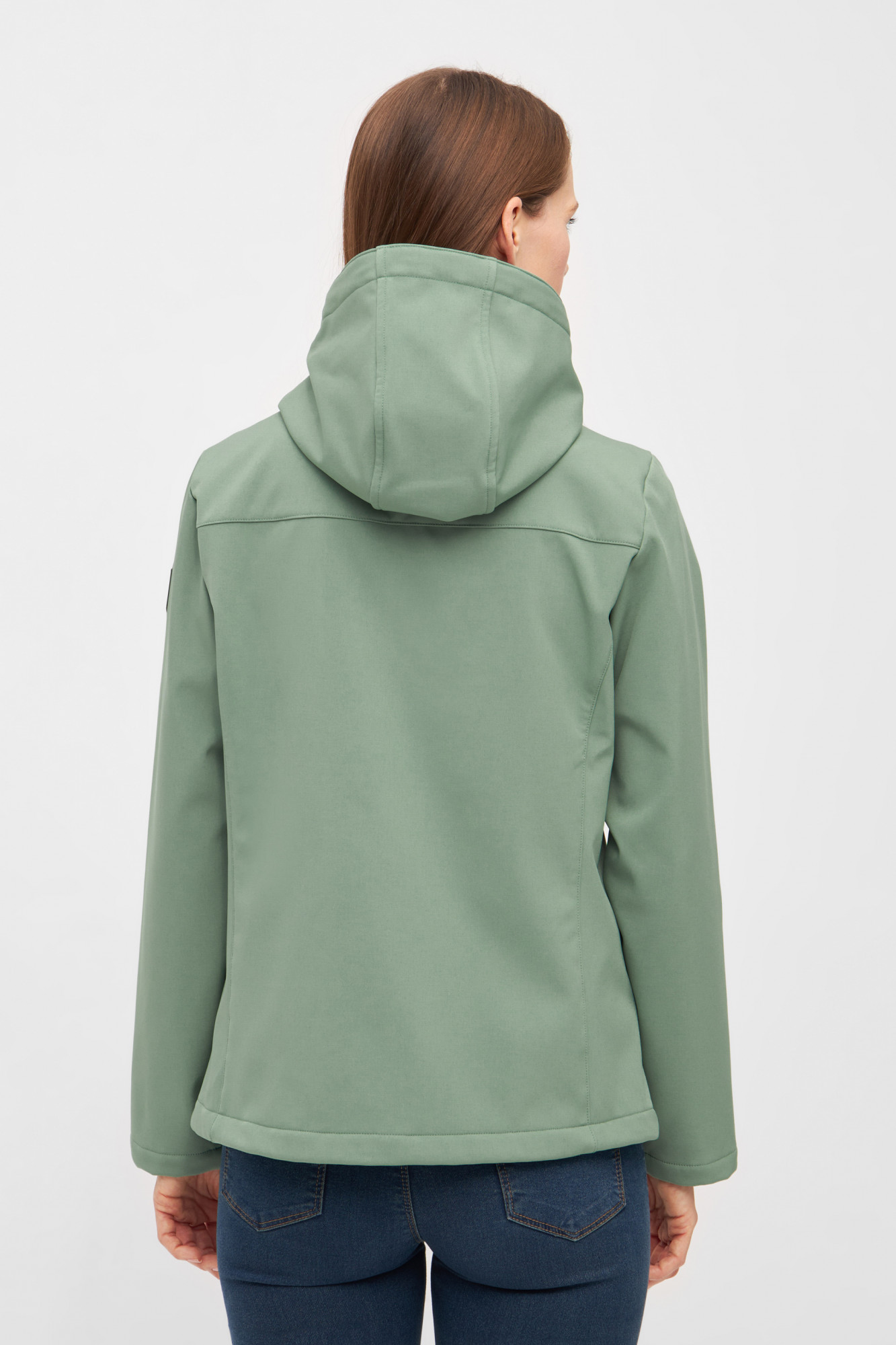 Frau trägt Damen Softshelljacke - Rückseite