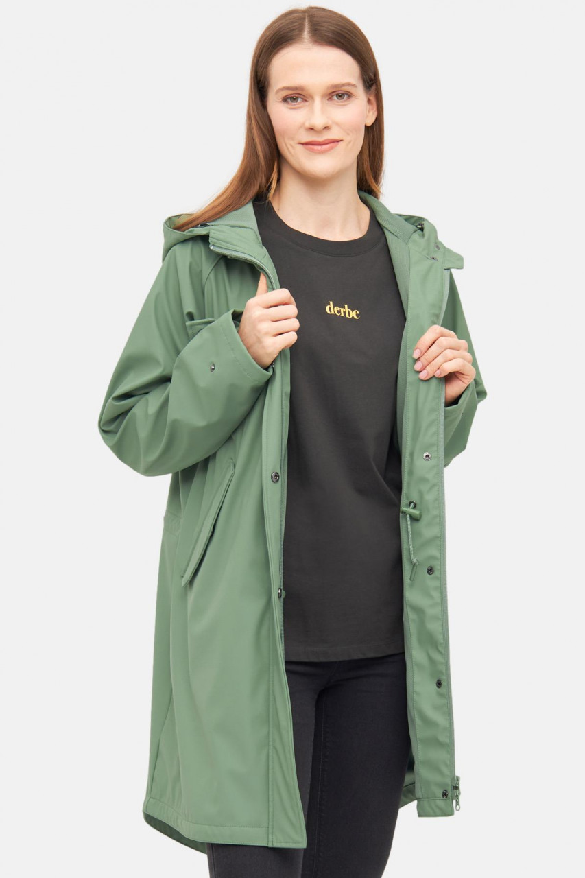 Frau trägt Regenjacke Grün Traveby Plain von derbe