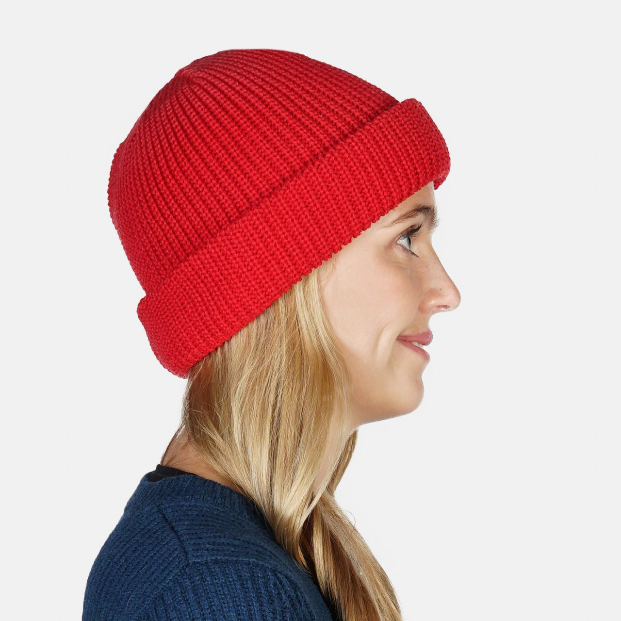 Model trägt eine roten Strickmütze Unisex von Hanseheld - Seitenansicht