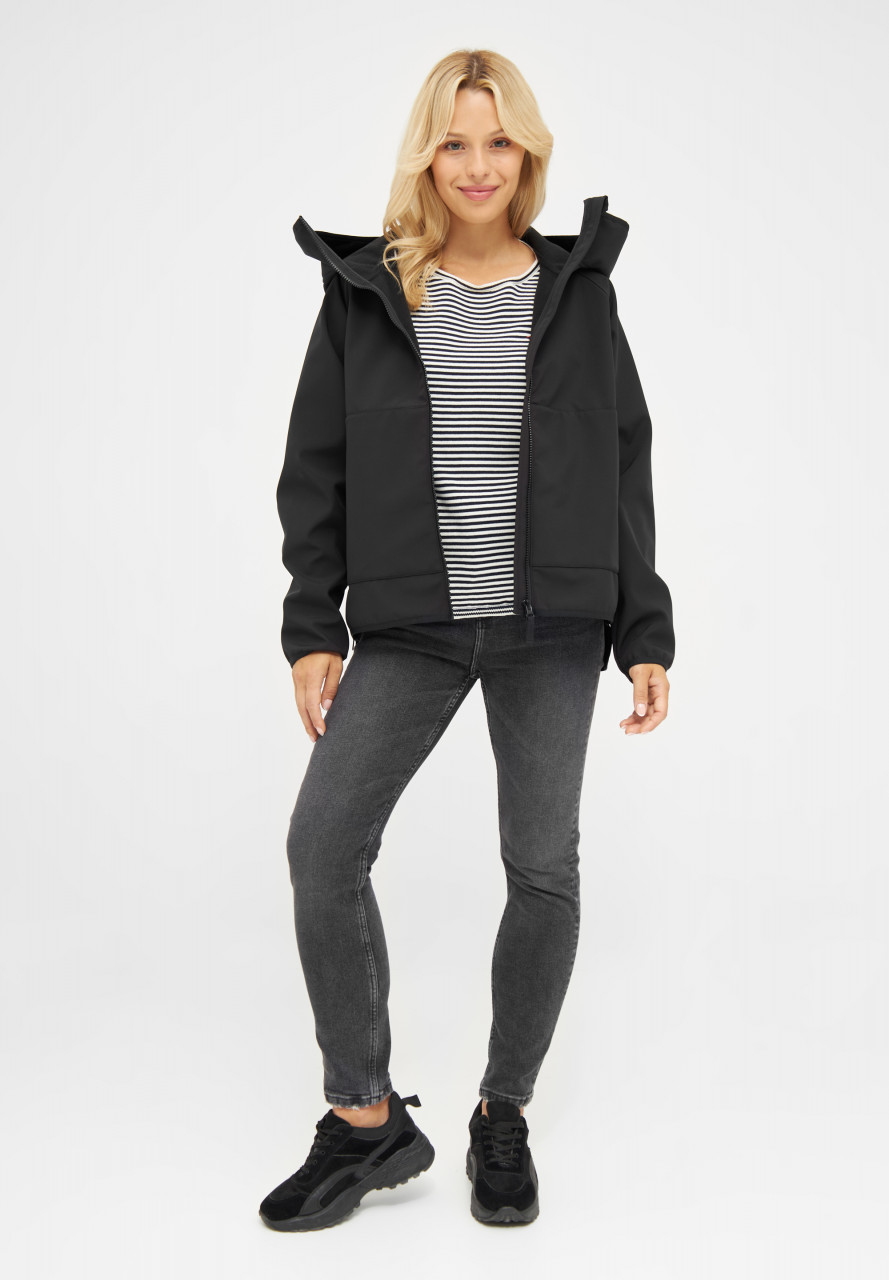 Weibliches Model trägt eine schwarzen Softshelljacke Damen von derbe
