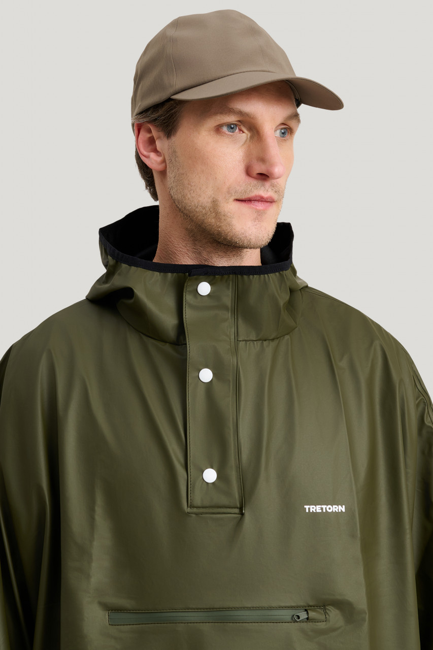 Männliches Model trägt ein oliv grünes Regenponcho Unisex von Tretorn