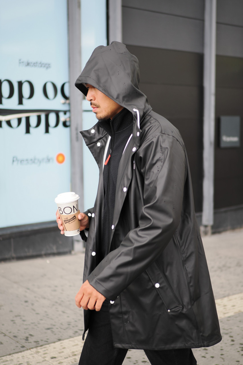 Model trägt eine Regenjacke Stimmungsbild draussen - Seite