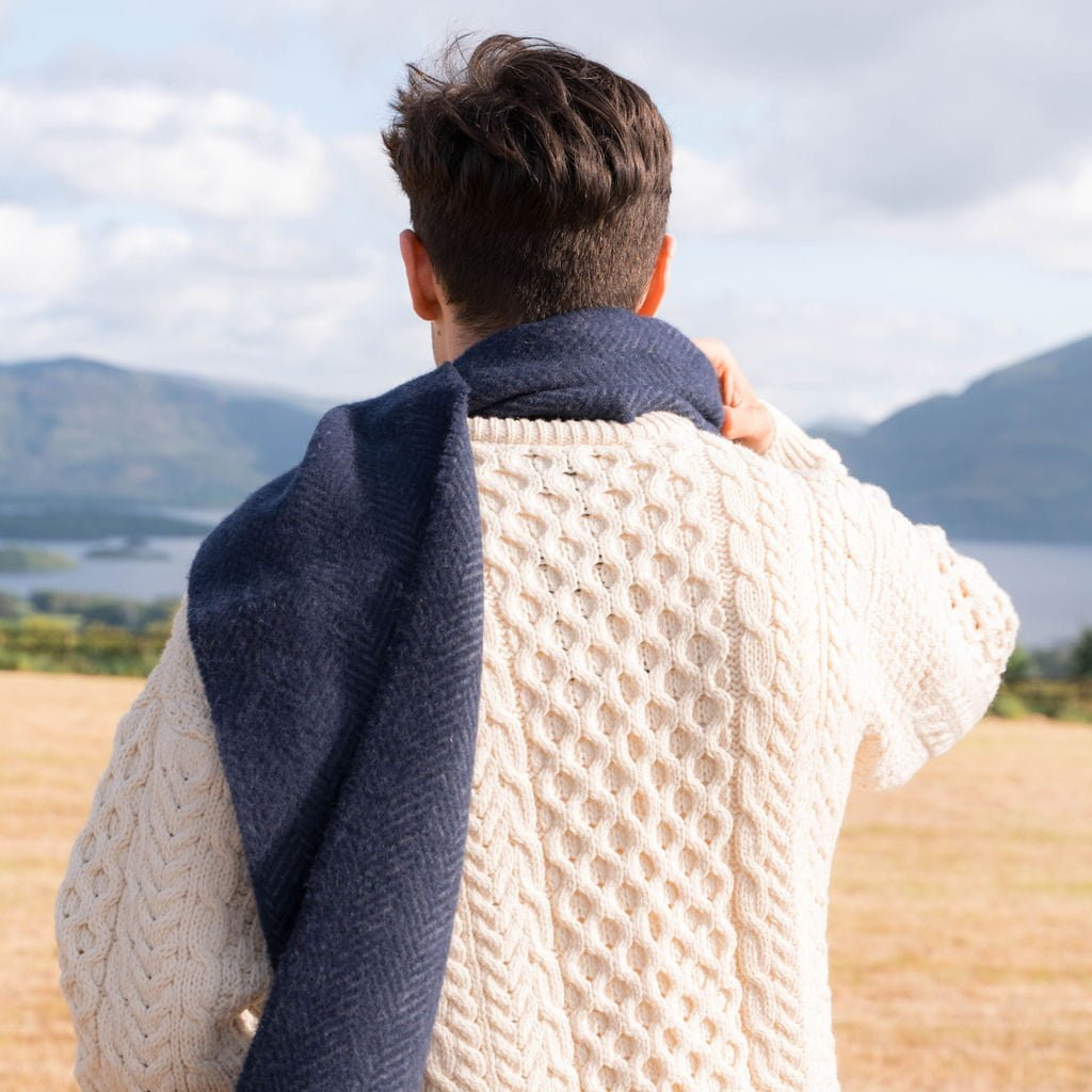 John Hanly Schal Irish Merino Kaschmir Dunkelblau Navy Herringbone