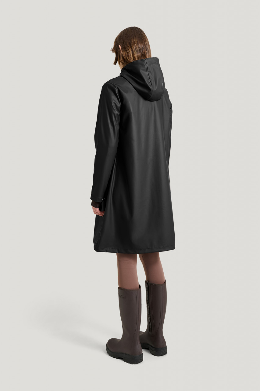 Weibliches Model trägt eine schwarze Regenjacke Damen von Tretorn  - Rückseite