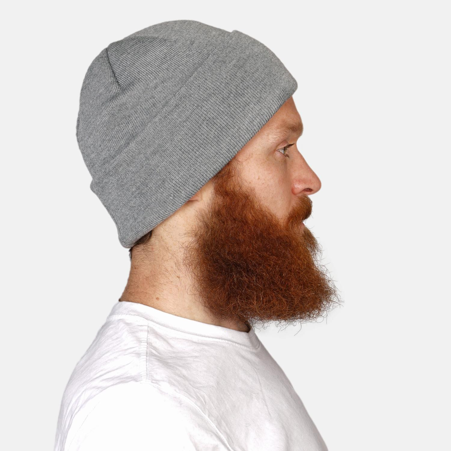 Mann trägt Strickmütze Grau Feinstrick Merino von Hanseheld