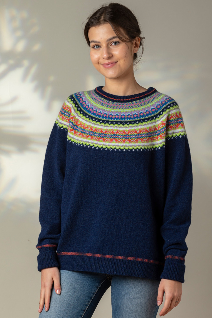 Model trägt Pullover Blau Alpine Breze Sweater von ERIBE