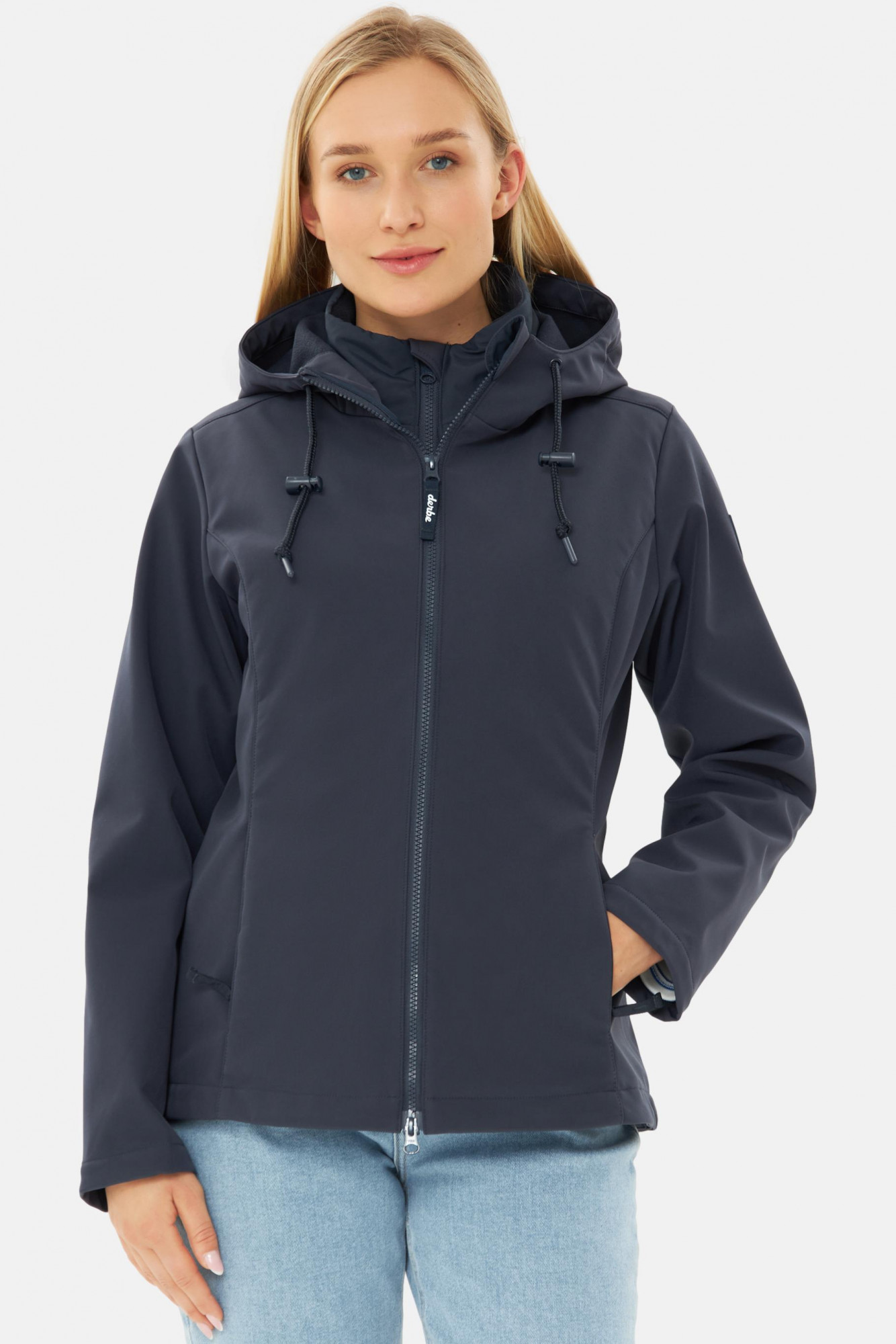 Model trägt Softshelljacke Blau Adeby von derbe