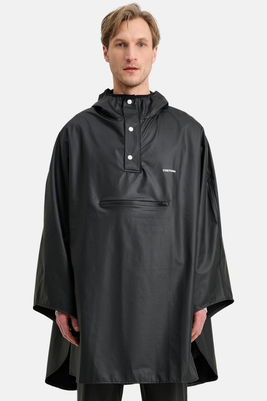 Mann trägt Unisex Regenponcho