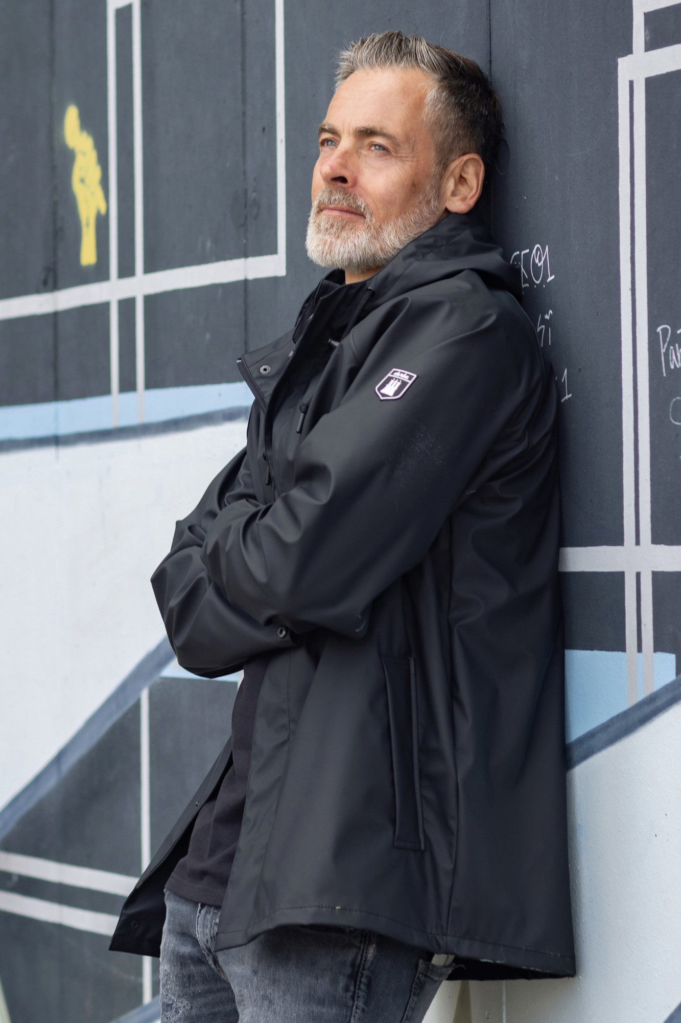 Regenjacke Herren von derbe  - Männliches Model - Seitlich