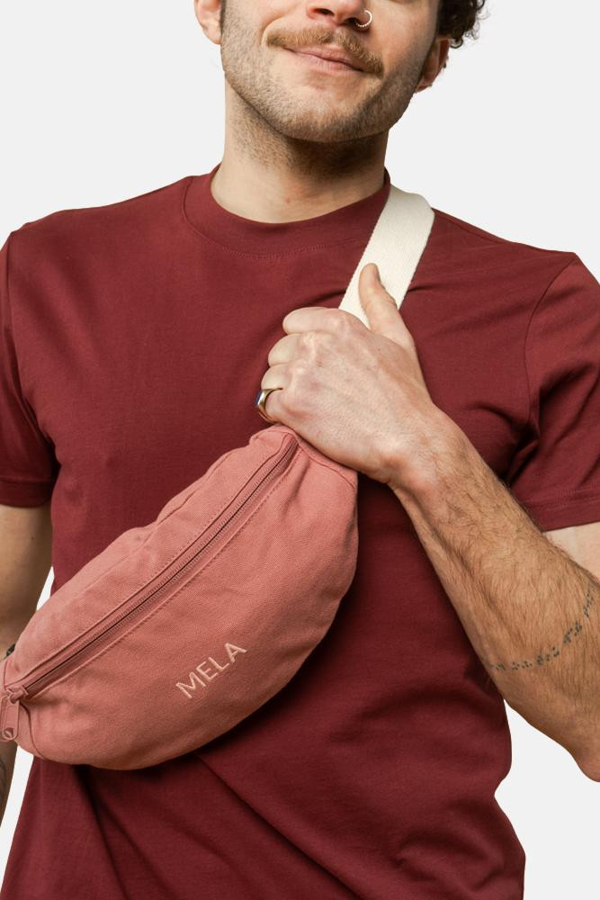 Männliches Model trägt Bauchtasche rosa