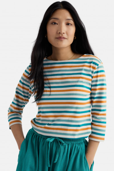 Weibliches Model trägt Streifenshirt Türkis Orange Sailor Top von Seasalt Cornwall
