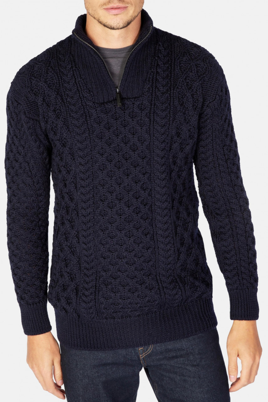Model trägt Aran Troyer Blau Dromore von IrelandsEye