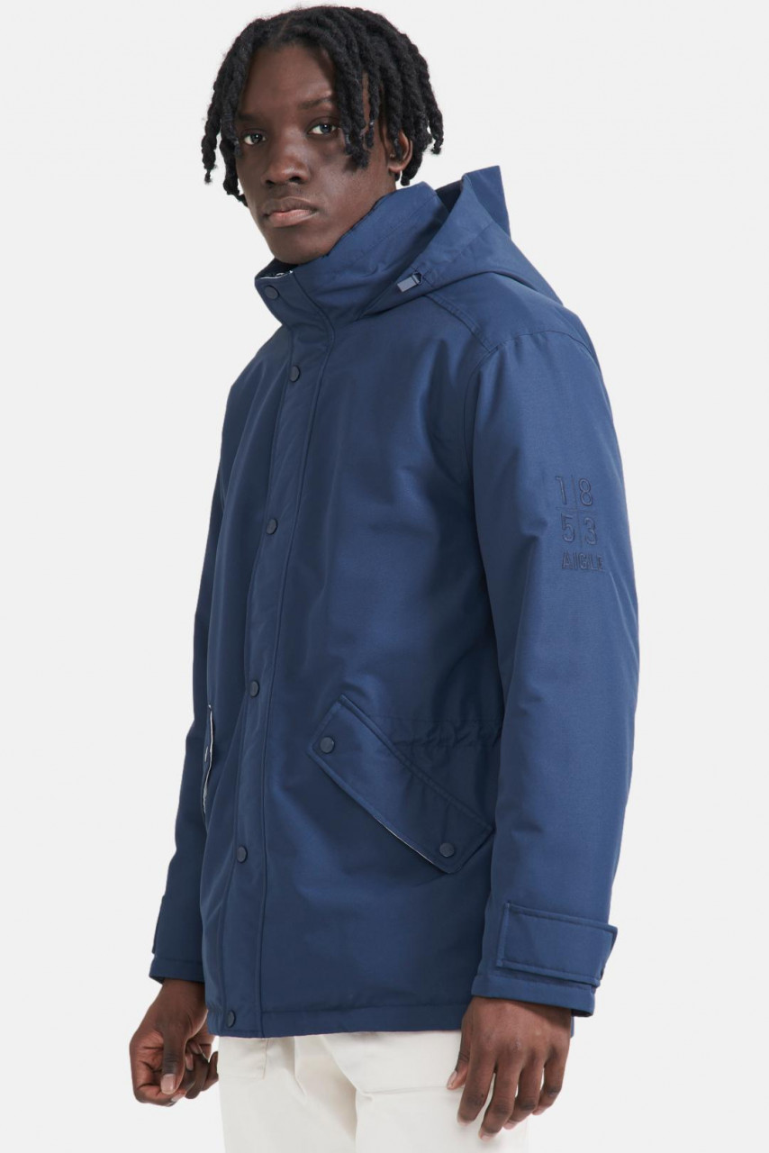 Mann trägt Regenjacke blau - Seite