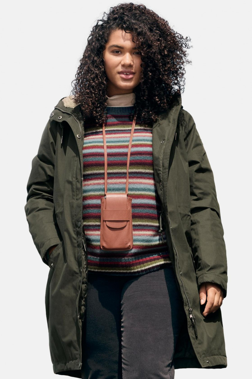 Frau trägt Regenjacke Grün Plant Hunter 2 von Seasalt Cornwall
