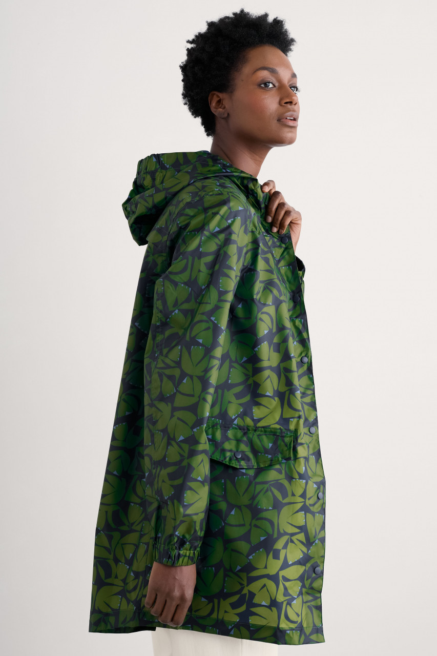 Frau trägt eine grüne Regenjacke Damen von Seasalt Cornwall - Seitenansicht