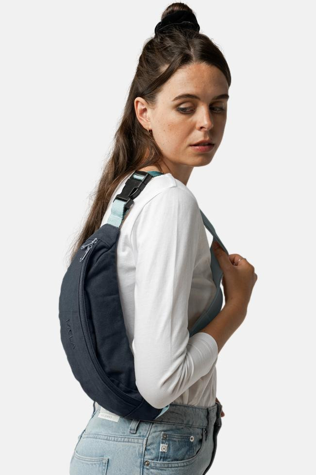 Model trägt Bauchtasche Blau Bhavin von MELA - Seite