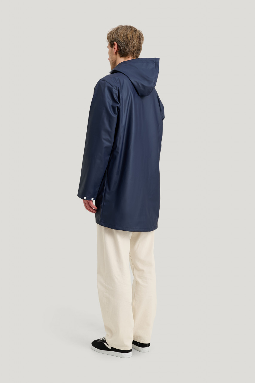Mann trägt Unisex Regenjacke  - Rückseite