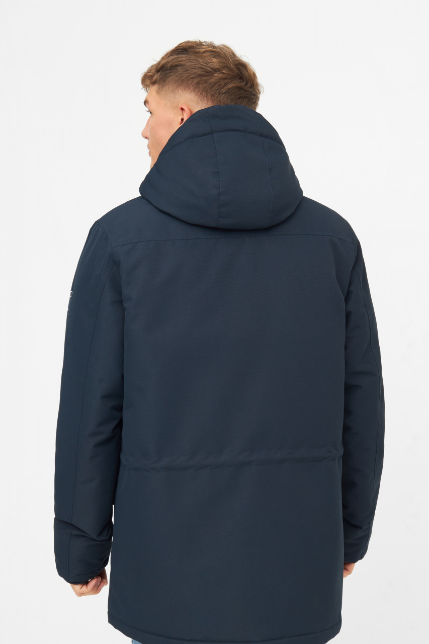 Männliches Model trägt blauen Winterjacke - Rückansicht