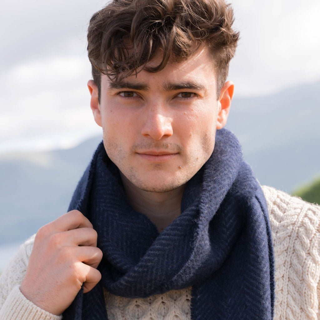 John Hanly Schal Irish Merino Kaschmir Dunkelblau Navy Herringbone