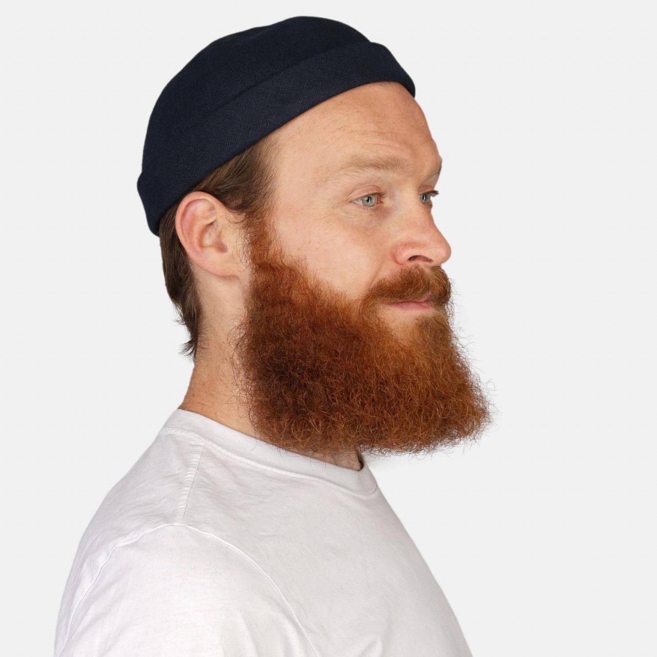 Model trägt Docker Cap Blau Leinen von Hanseheld - Seitlich