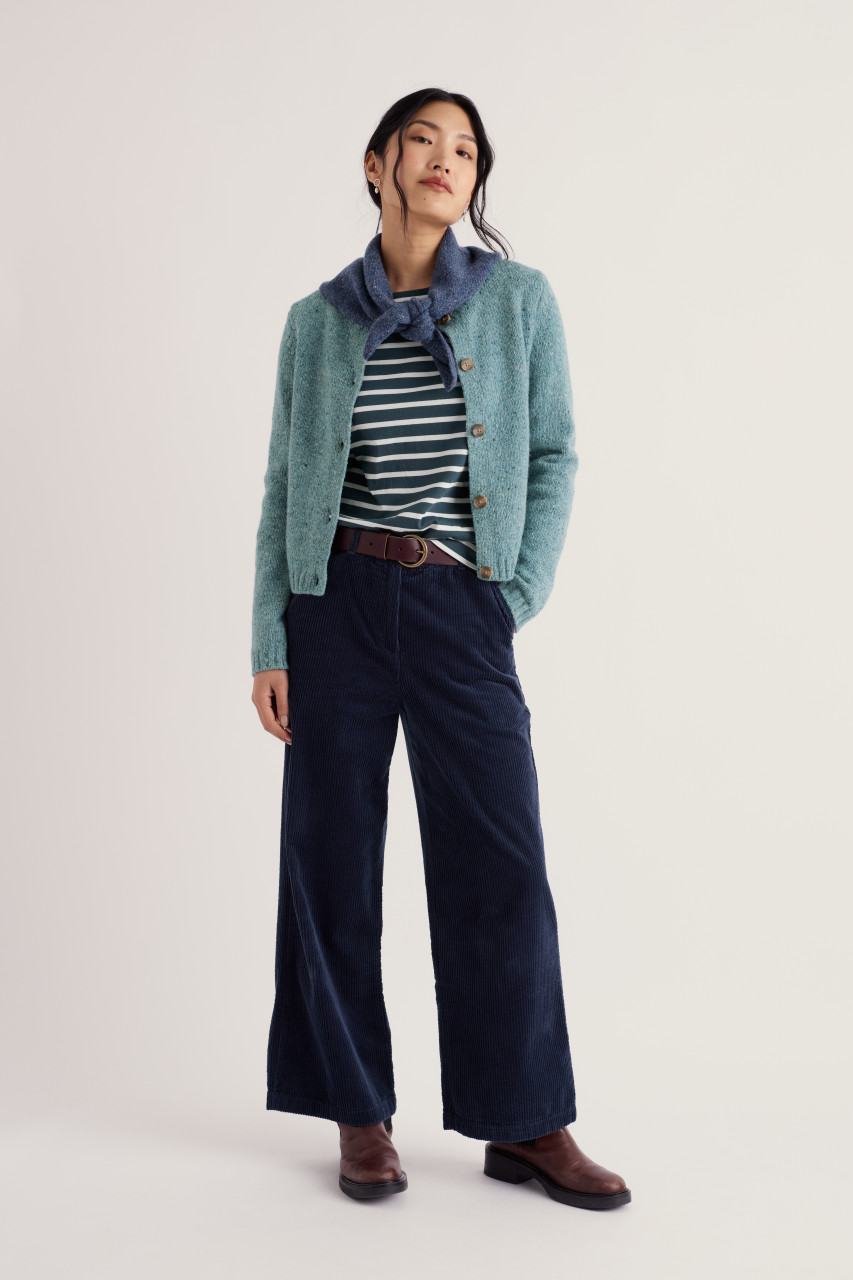 Frau trägt eine Strickjacke blau von Seasalt Cornwall