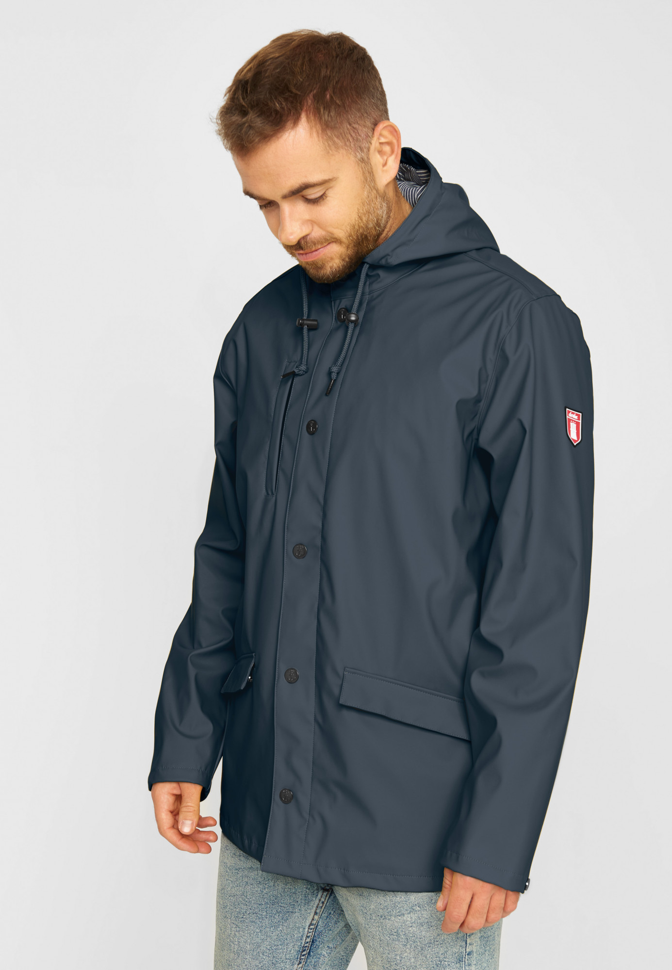 Model trägt Regenjacke Dunkelblau Passby Fisher von derbe - Seitlich