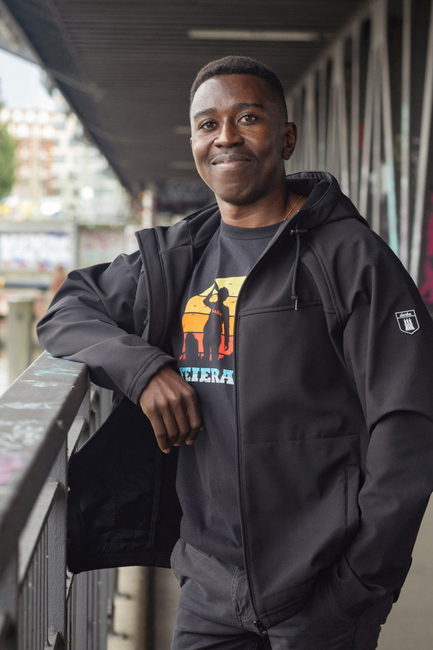 Model trägt eine schwarzen Softshell Jacke Herren von derbe Stimmungsbild draussen