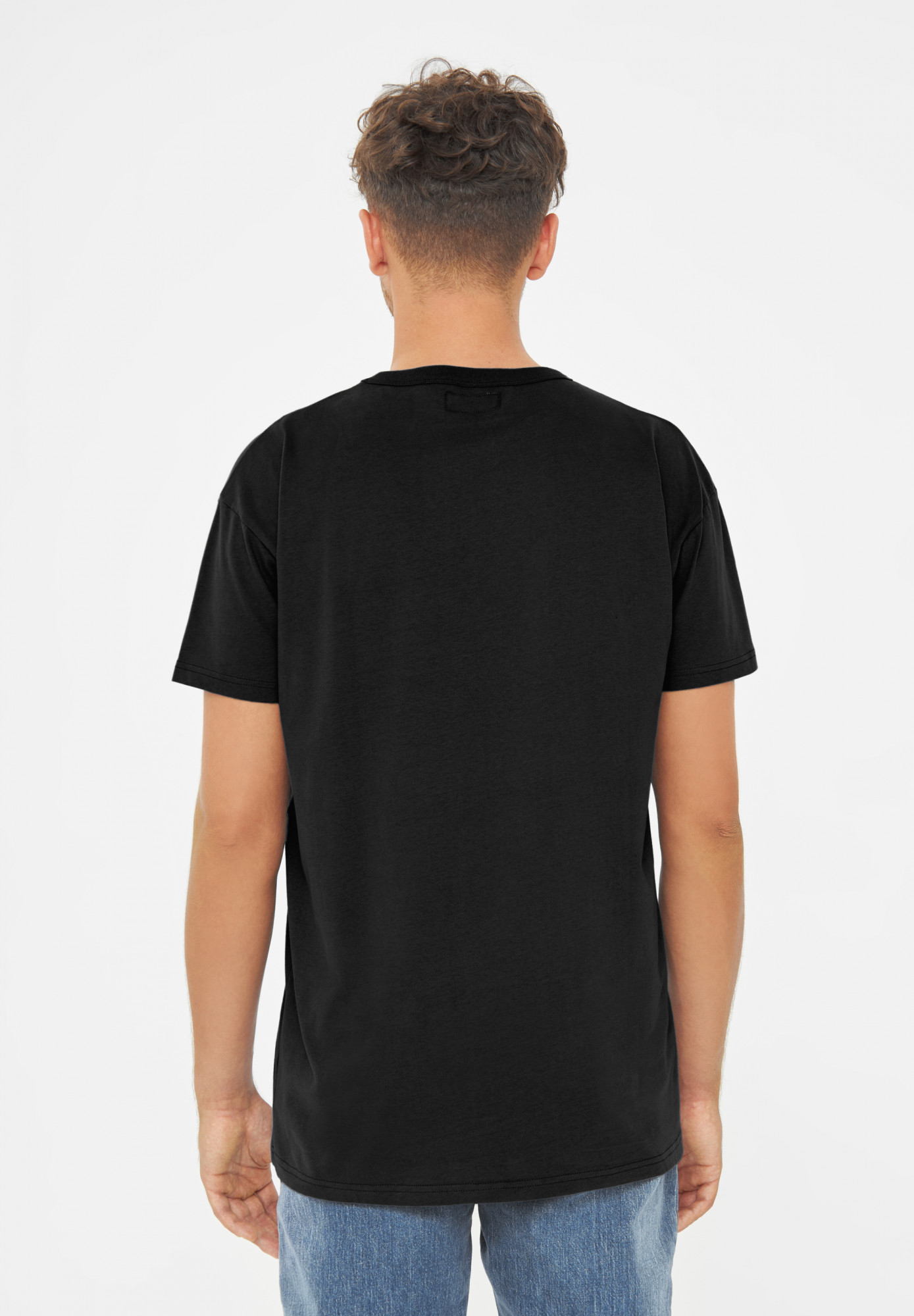 Mann trägt schwarzen T-Shirt  - Rückseite