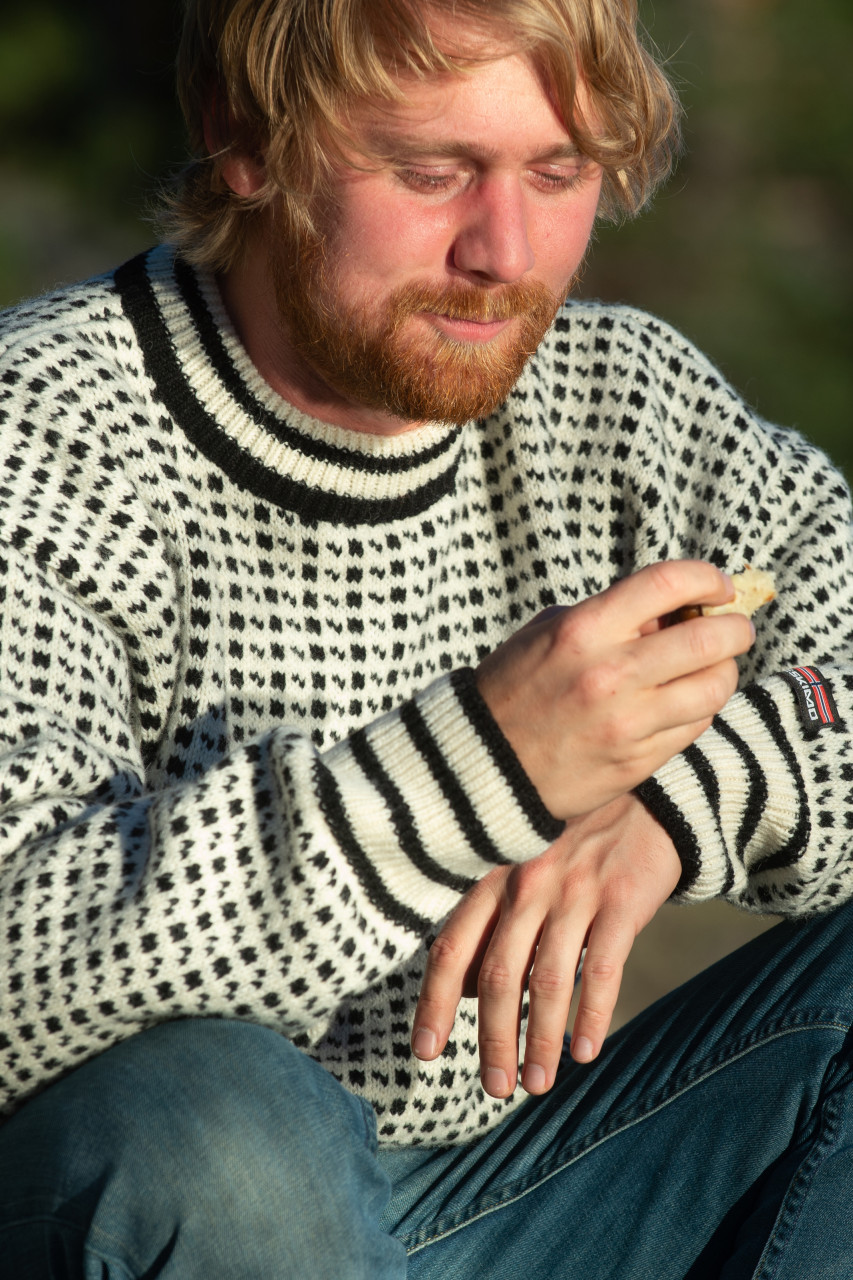 Bratens Isländer Pullover weiß - Männliches Model Stimmungsbild draussen - Seite