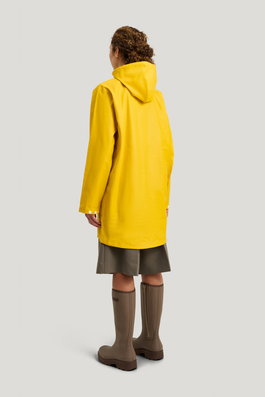 Weibliches Model trägt gelbe Regenjacke  - Rückseite