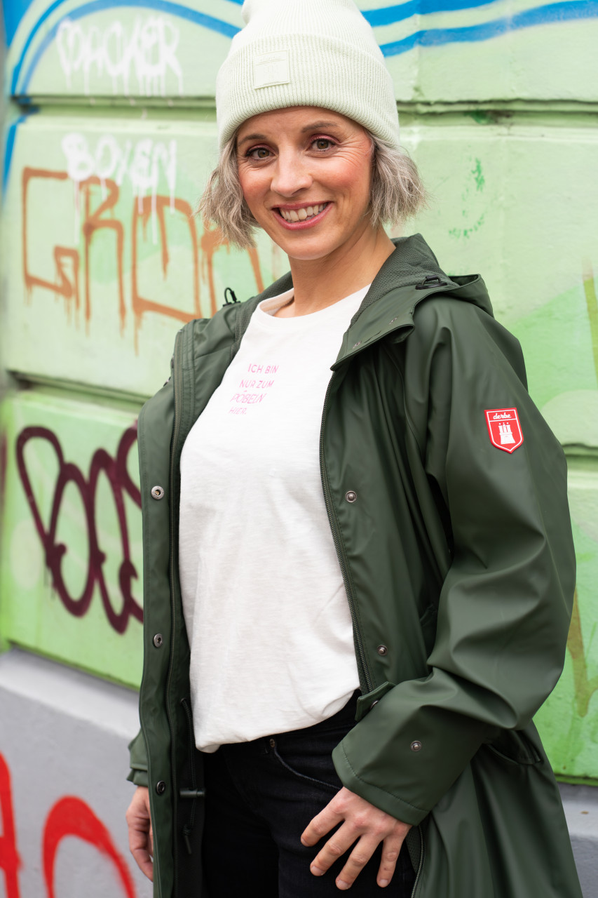 Model trägt eine grünen Regenjacke Damen von derbe Stimmungsbild draussen