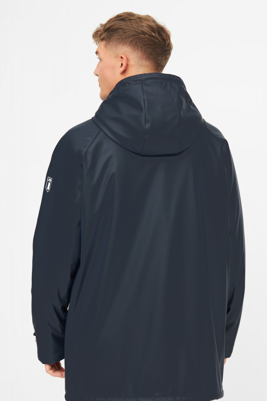 Mann trägt Regenjacke blau - Rückansicht
