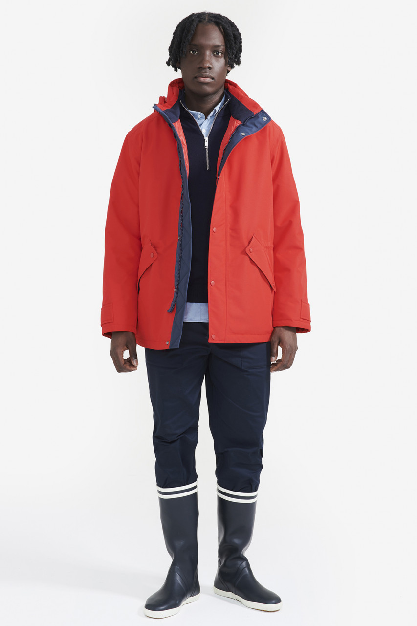 Model trägt Unisex Regenjacke