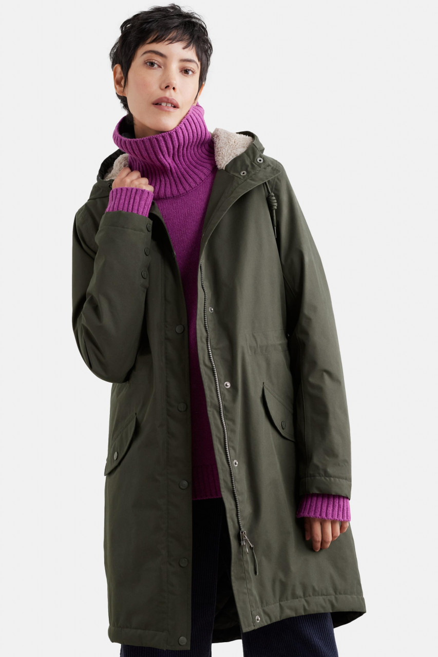 Weibliches Model trägt Regenjacke Oliv Grün Plant Hunter 2 von Seasalt Cornwall