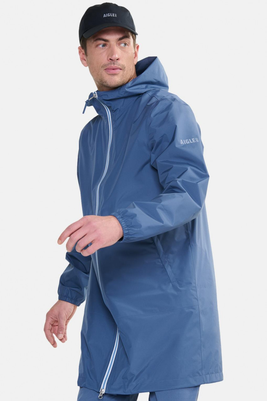 Mann trägt blaue Regenjacke - Seite